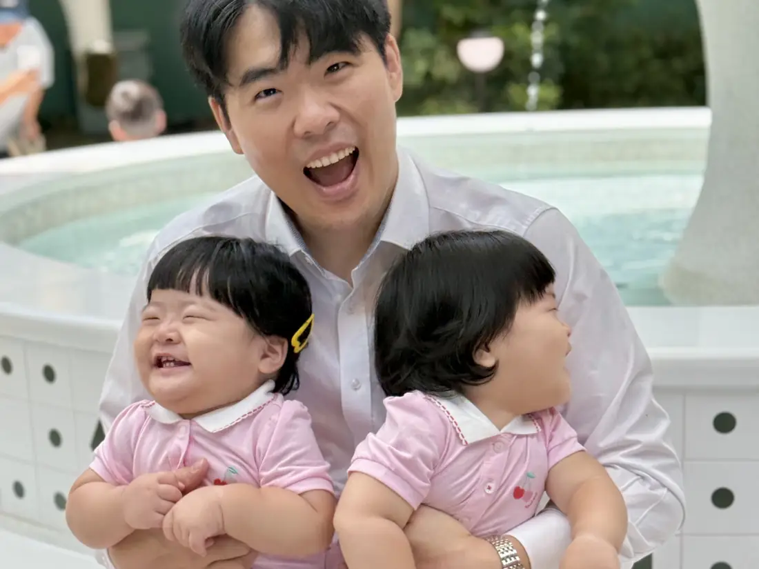 아이를 안고 웃는 근본한의원 원장